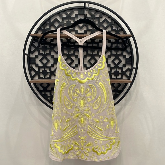 💛 SILK Trina Turk Razor Back Embroidered Tank Top (M) - Picture 2 of 4